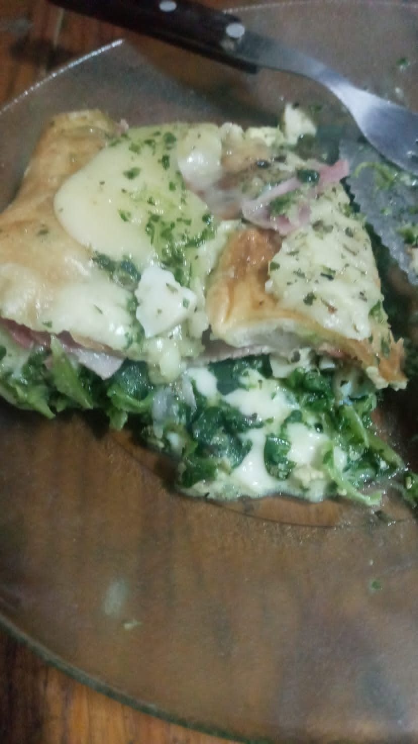 Porción rellena de verdura, jamón y muzzarella