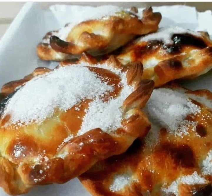 Empanadas caseras recién horneadas con azúcar por arriba