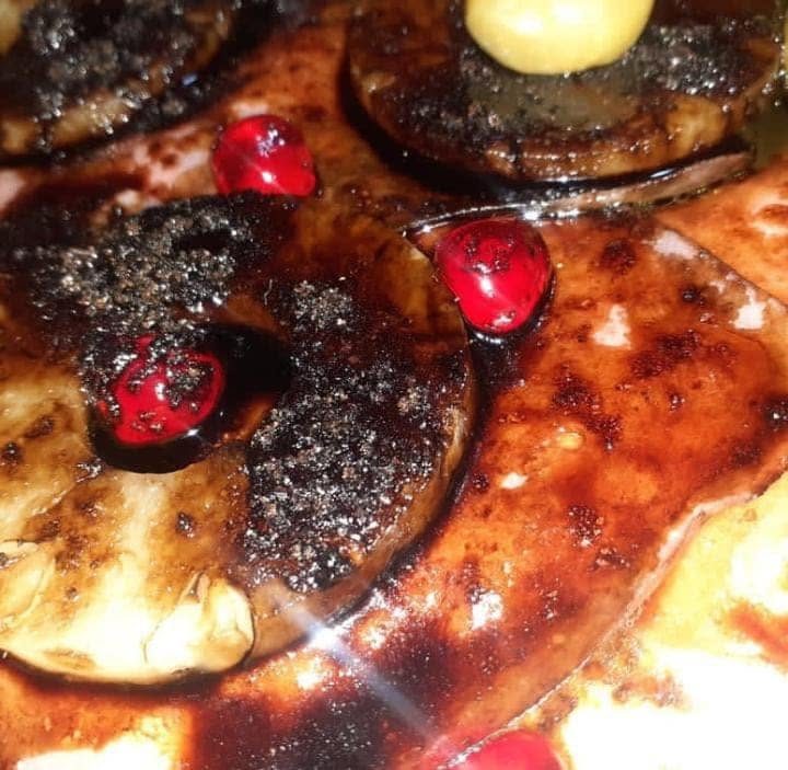 Pizza dulce con frutas caramelizadas y azúcar negra