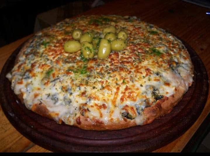 Pizza de verdura con aceitunas verdes, gratinada a la leña